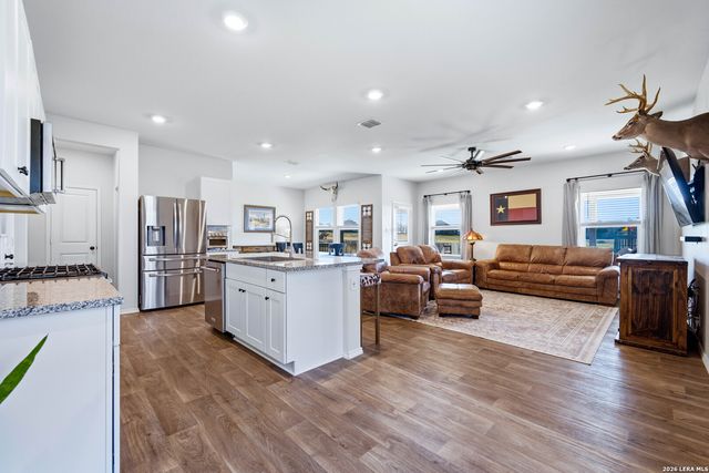 249 Middle Green Loop, Floresville, TX 78114