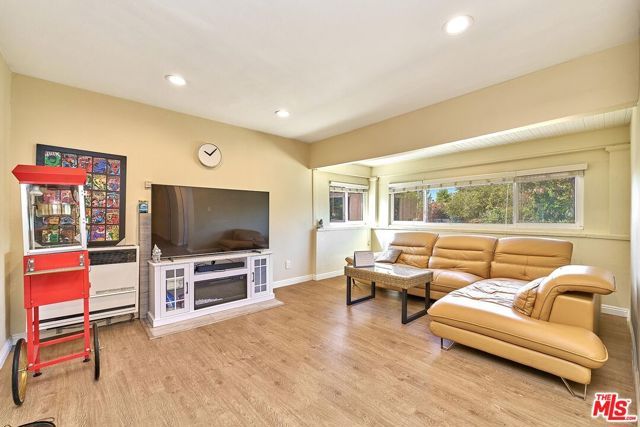 2837 W Avenue 33, Los Angeles, CA 90065