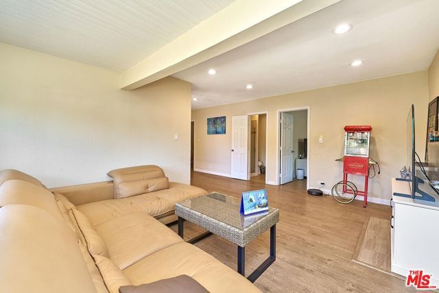 2837 W Avenue 33, Los Angeles, CA 90065