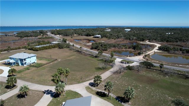 102 Redfish Point Dr, Rockport, TX 78382
