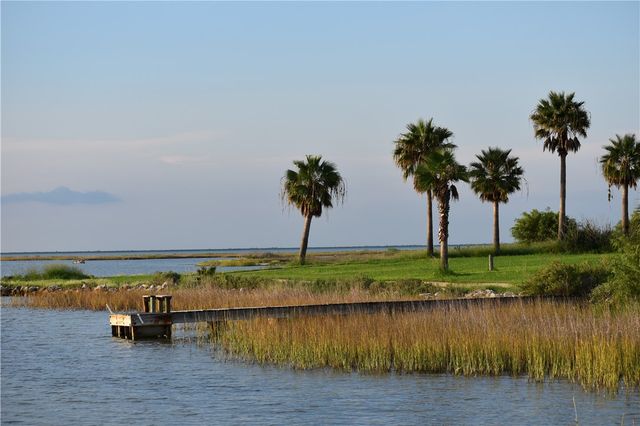 102 Redfish Point Dr, Rockport, TX 78382