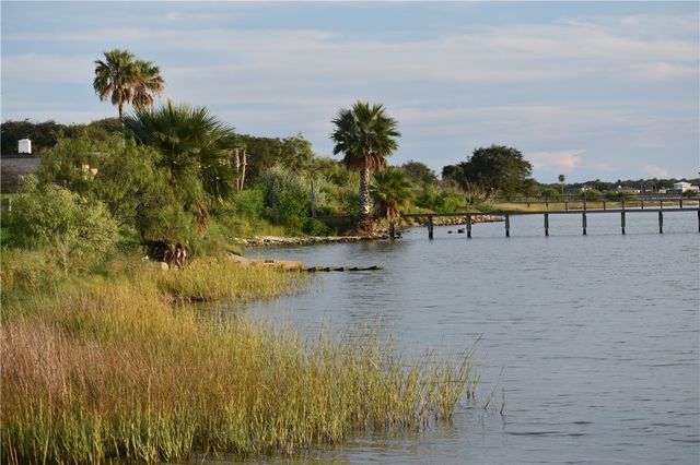102 Redfish Point Dr, Rockport, TX 78382