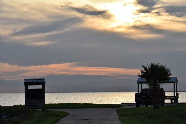 102 Redfish Point Dr, Rockport, TX 78382
