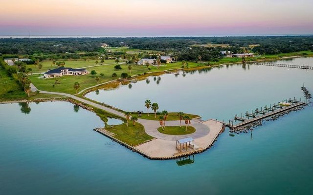 102 Redfish Point Dr, Rockport, TX 78382