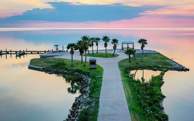 102 Redfish Point Dr, Rockport, TX 78382