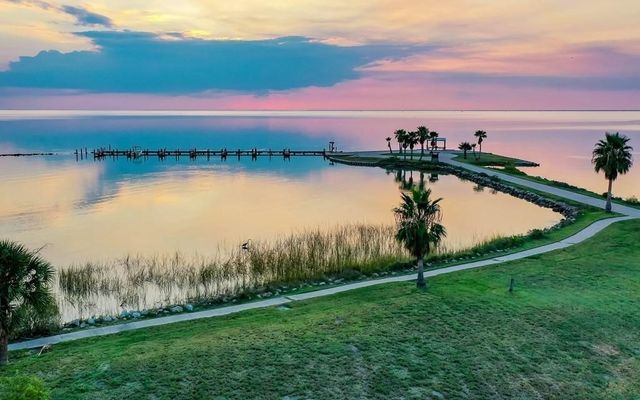 102 Redfish Point Dr, Rockport, TX 78382