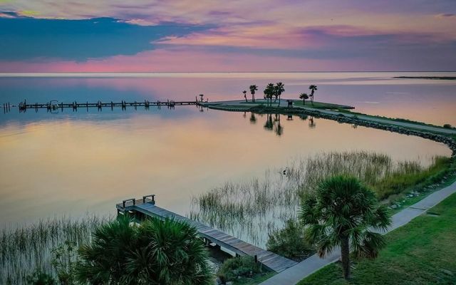 102 Redfish Point Dr, Rockport, TX 78382