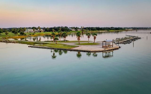 102 Redfish Point Dr, Rockport, TX 78382