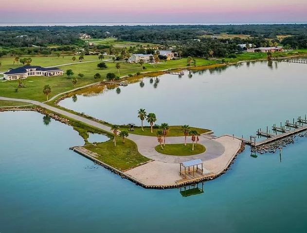 102 Redfish Point Dr, Rockport, TX 78382