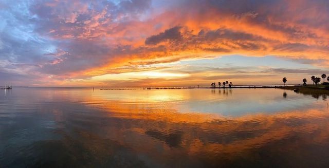 102 Redfish Point Dr, Rockport, TX 78382