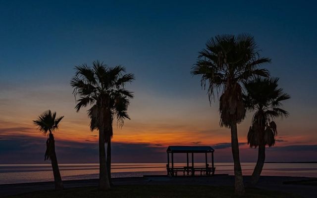 102 Redfish Point Dr, Rockport, TX 78382