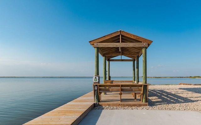 102 Redfish Point Dr, Rockport, TX 78382
