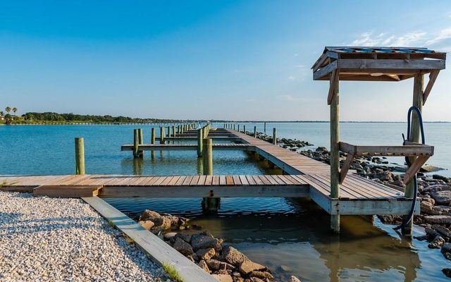 102 Redfish Point Dr, Rockport, TX 78382