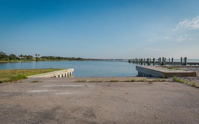 102 Redfish Point Dr, Rockport, TX 78382