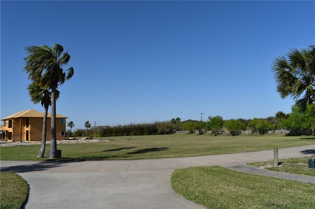 102 Redfish Point Dr, Rockport, TX 78382