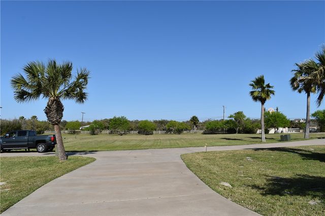 102 Redfish Point Dr, Rockport, TX 78382