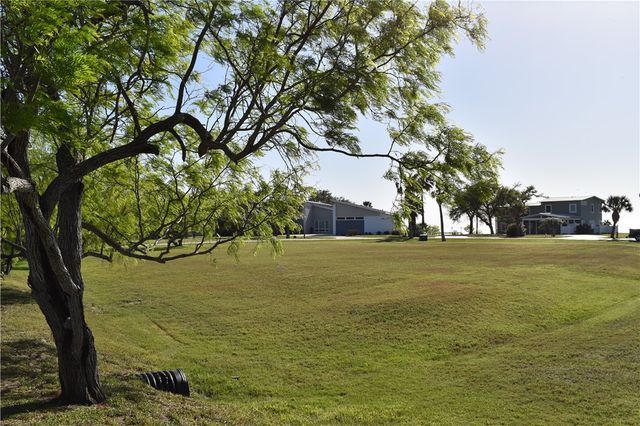 102 Redfish Point Dr, Rockport, TX 78382
