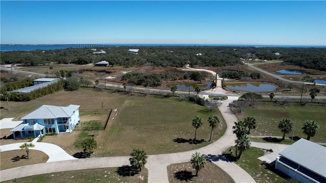 102 Redfish Point Dr, Rockport, TX 78382