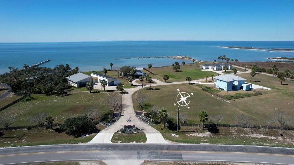 102 Redfish Point Dr, Rockport, TX 78382