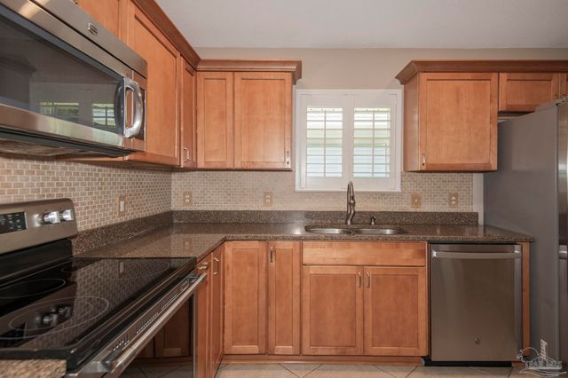 1264 Greystone Ln, Pensacola, FL 32514