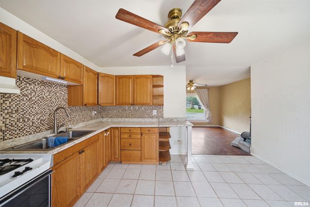 2224 N KNOLLAIRE Drive, Washington, IL 61571