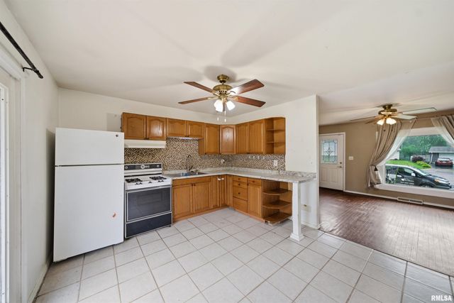 2224 N KNOLLAIRE Drive, Washington, IL 61571