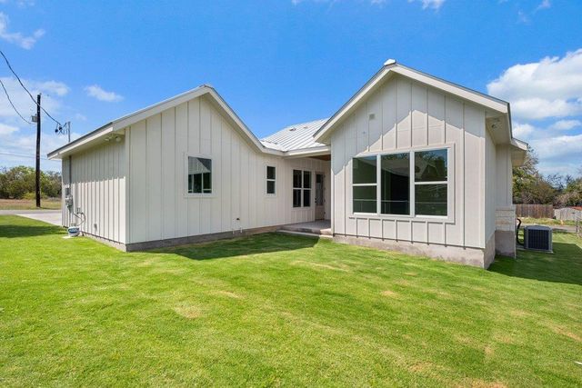 501 Ranchview DR, Johnson City, TX 78636