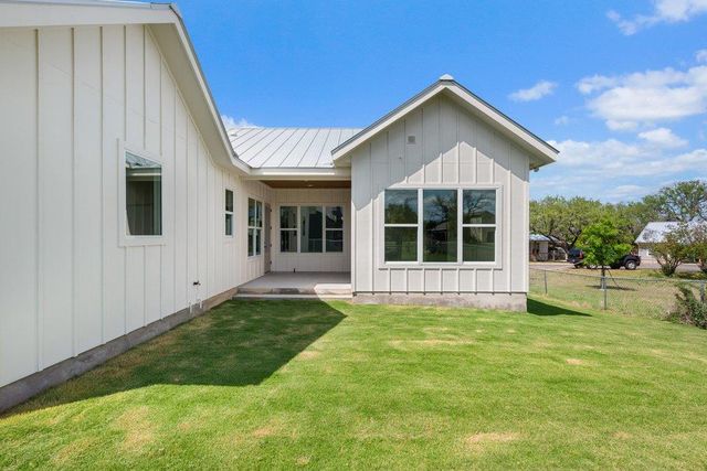 501 Ranchview DR, Johnson City, TX 78636