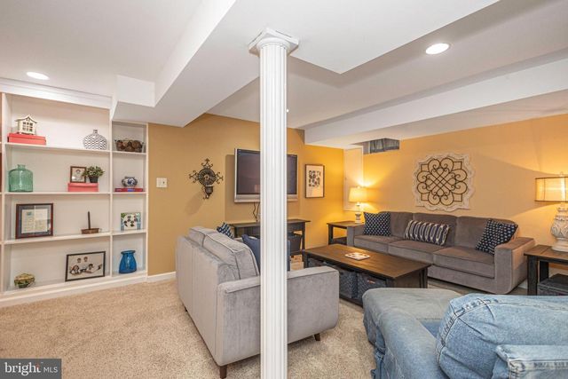 650 MAPLE GLEN CIR, Ambler, PA 19002