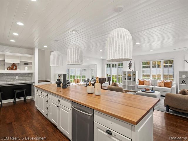 1900 Tiverton Road, Bloomfield Hills, MI 48304