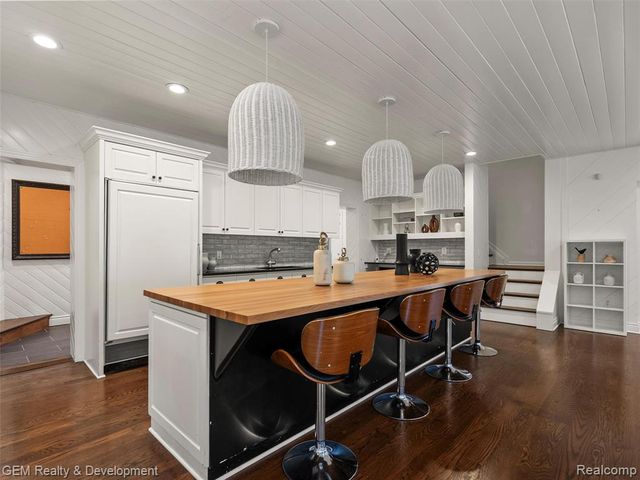 1900 Tiverton Road, Bloomfield Hills, MI 48304