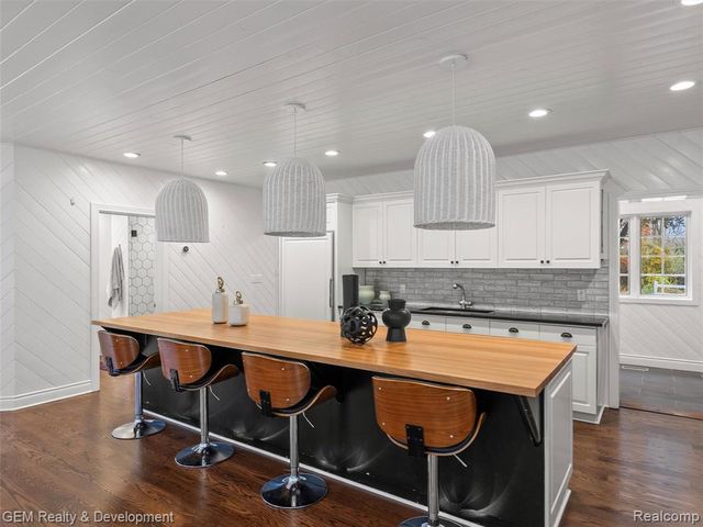 1900 Tiverton Road, Bloomfield Hills, MI 48304