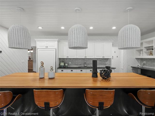 1900 Tiverton Road, Bloomfield Hills, MI 48304