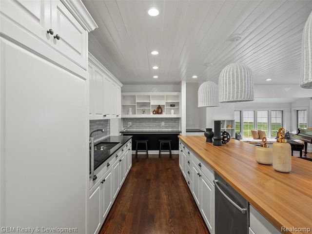 1900 Tiverton Road, Bloomfield Hills, MI 48304