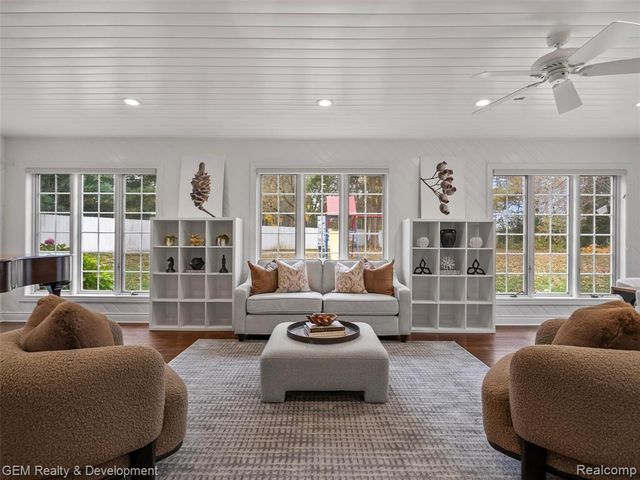 1900 Tiverton Road, Bloomfield Hills, MI 48304