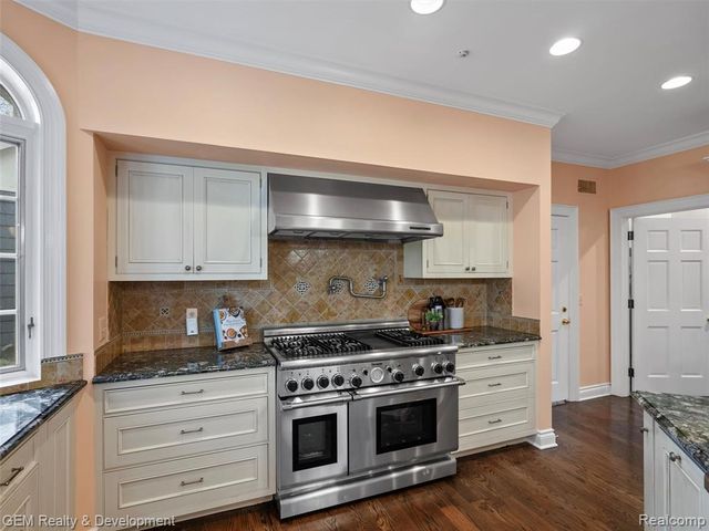 1900 Tiverton Road, Bloomfield Hills, MI 48304