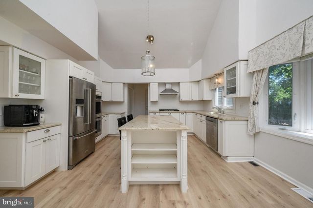 111 CORRINE DR, Pennington, NJ 08534