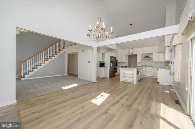111 CORRINE DR, Pennington, NJ 08534