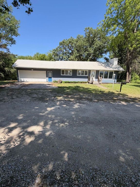 1864 100th Street, Oelwein, IA 50662