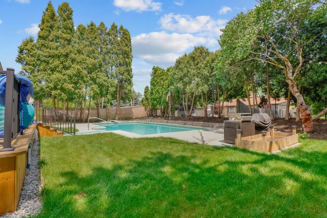 8147 Oakwood Avenue, Munster, IN 46321