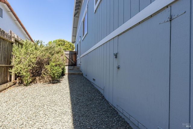 615 Montclair Dr, Santa Rosa, CA 95409