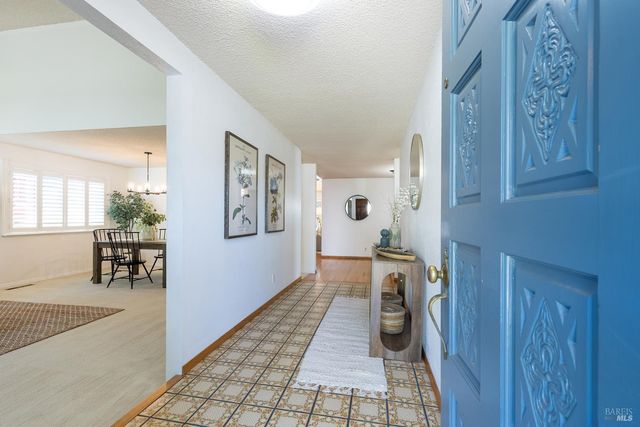 615 Montclair Dr, Santa Rosa, CA 95409