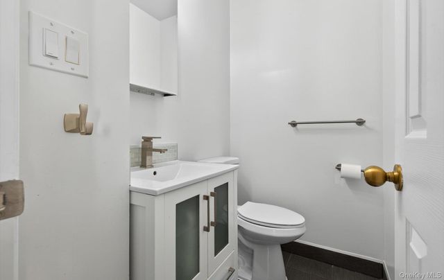 241-31 Oak Park Drive 51C, Douglaston, NY 11362