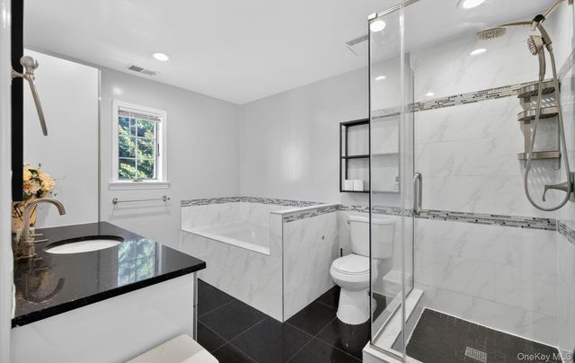 241-31 Oak Park Drive 51C, Douglaston, NY 11362