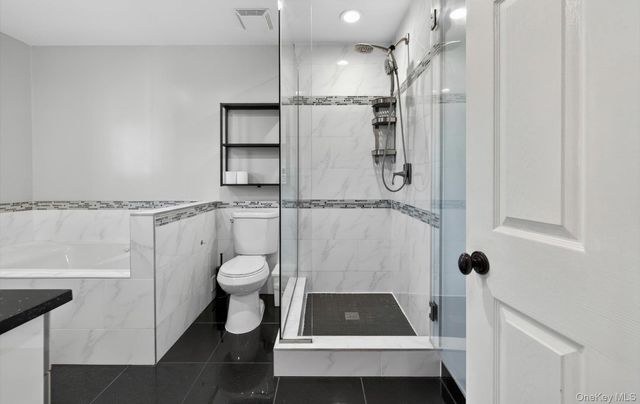241-31 Oak Park Drive 51C, Douglaston, NY 11362