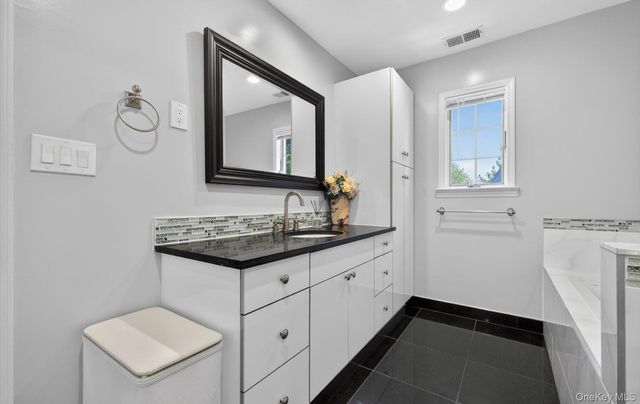 241-31 Oak Park Drive 51C, Douglaston, NY 11362
