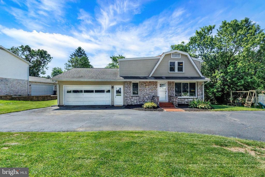 2050 STONECREST DR, Lancaster, PA 17601