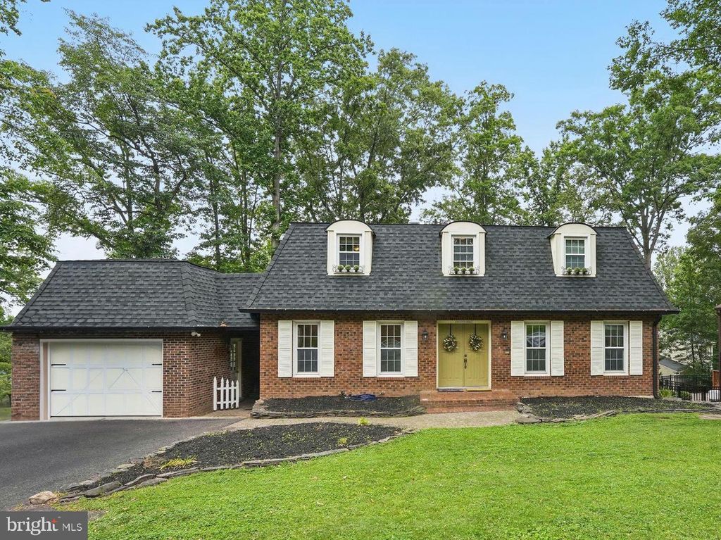 16211 SUNNY KNOLL DR, Dumfries, VA 22025
