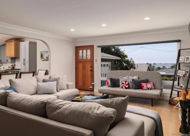 2435 Frankfort, San Diego, CA 92110