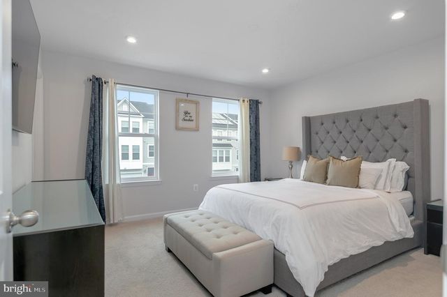 18245 SUMMIT POINTE DR, Triangle, VA 22172